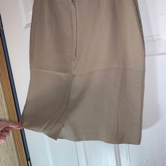 Lovely tan suit. - Picture 8 of 9